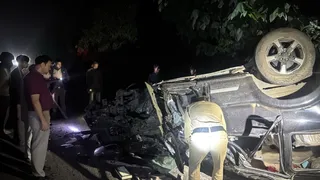 स्कॉर्पियो वाहन तेज गति में होने की वजह से पलट गया।