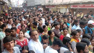 बांकेबिहारी मंदिर के बाहर लगी में श्रद्धालुओं की लाइनें।