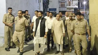 दिल्ली जंतर मंतर पर जाने से रोकने के लिए आम आदमी पार्टी के प्रदेश प्रवक्ता फैसल खां लाला के आवास पर पहुंची पुलिस।