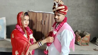 एक-दूसरे को वरमाला पहनाते जागेशपुरी और ममता