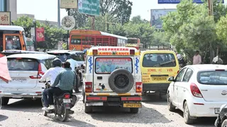 कमता चौराहे पर जाम में फंसी एबुलेंस। जागरण