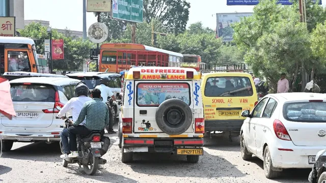 लखनऊ के चौपट चौराहे- रोड इंजीनियरिंग की खामी से कमता चौराहे पर सकरी हो गई सड़क