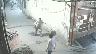 बच्ची को घसीट कर लेकर जाती महिला सीसीटीवी में दिखी।