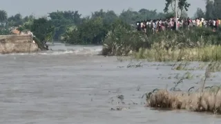 तटबंध टूटा और गांवों में फैलने लगा बाढ़ का पानी