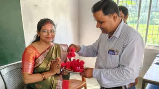 पति ने पत्नी का किया स्वागत। (जागरण)