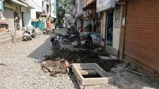 भागीरथपुरा की गलियों में अभी भी ड्रेनेज का काम जारी है। (फोटो- जागरण)