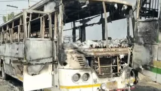 आग लगने से क्षतिग्रस्त बस।