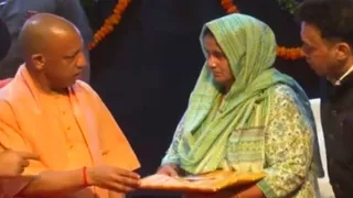 बलिदानी इंस्पेक्टर सुनील कुमार की पत्नी को सम्मानित करते मुख्यमंत्री योगी आदित्यनाथ