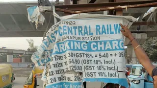 दानापुर जंक्शन पर फटा रेट चार्ट का बैनर। जागरण
