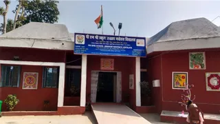 आवेदन करने वाले विद्यार्थी का संबंधित जिले का वास्तविक निवासी होना अनिवार्य है।