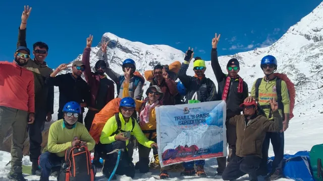 बागेश्वर में 52 घंटे के बर्फीले तूफान से रुका ट्रेल पास अभियान, 16 पर्वतारोही सुरक्षित लौटे
