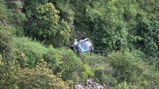 देहरादून के विकासनगर में अनियंत्रित होकर खाई में गिरी कार, एक की मौत, दो घायल