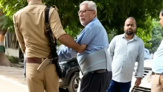 कलेक्ट्रेट में पूर्व सैनिक ने की आत्मदाह की कोशिश।
