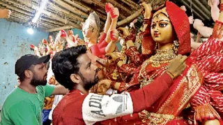 वाराणसी में इस बार 725 दुर्गा प्रतिमाएं होंगी स्थापित, पंडालों में दिखेगी भक्ति और प्रकृति का संगम।