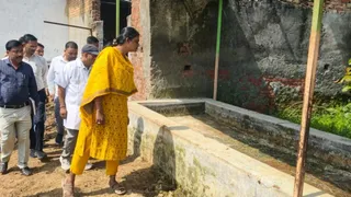जिलाधिकारी ने स्कूलों, गौशालाओं, आंगनबाड़ी केंद्रों का निरीक्षण किया।