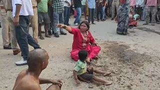 मीरजापुर में आशियाना बचाने के लिए परिवार ने किया आत्मदाह का प्रयास, जमीनी विवाद में मचा हड़कंप।