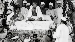 मेरठ में आगमन के दौरान आसौडा में चौधरी रघुवीर नारायण सिंह की कोठी पर आयोजित सभा में महात्मा गांधी। (ओरिजनल फोटो को AI की मदद से बेहतर किया गया है)