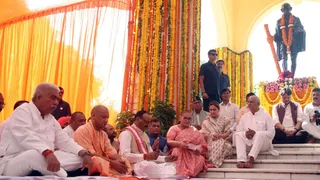 मुख्यमंत्री योगी ने राष्ट्रपिता महात्मा गांधी की प्रतिमा पर किया पुष्पार्चन।