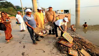 वाराणसी में गांधी शास्त्री जयंती पर नमामी गंगे ने गंगा आरती और स्वच्छता अभियान चलाया।