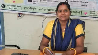 थाने में हेल्प डेस्क पर तैनात महिला पुलिस। जागरण