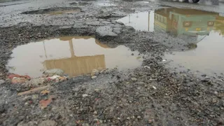 जम्मू में शक्ति नगर-बख्शी नगर मार्ग पर गड्ढों का जाल (फाइल फोटो)