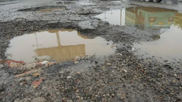  20 मीटर का रास्ता, आधा दर्जन गड्ढे और दिनभर जाम... जम्मू में इस सड़क का हाल बेहाल, अस्पताल जाने वाले बेहद परेशान
