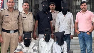 पुलिस की गिरफ्त में आरोपित।