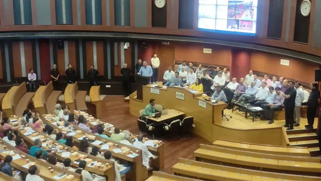 MCD सदन की विशेष बैठक: 'खुले में कूड़ा फेंकने पर लगे 10000 रुपये जुर्माना', पार्षदों ने दिए कई अहम सुझाव