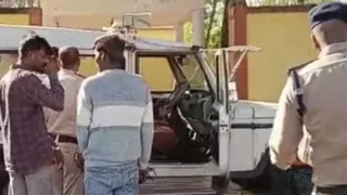 तीन आरोपितों को गिरफ्तार कर ले जाती पुलिस।