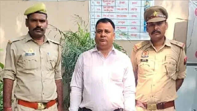 कुशीनगर में छुट्टी के दिन स्कूल बुलाकर महिला शिक्षक से की अश्लील बात और अभद्रता, प्रबंधक गिरफ्तार
