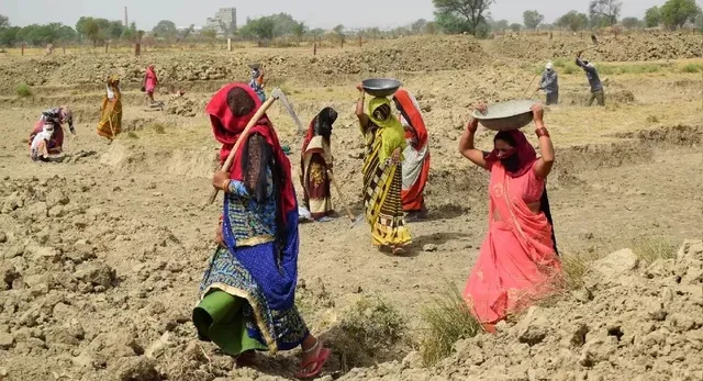 देवरिया में बारिश के बीच वीबीजी रामजी पोर्टल पर मजदूरों की फर्जी हाजिरी, जांच के आदेश
