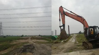 निर्माणाधीन मेरठ एक्सप्रेसवे पर तलहेटा के पास जमीन छूते हुए पावर ग्रिड की लाइन और टोल प्लाजा पर निर्माण कार्य करती जेसीबी। जागरण
