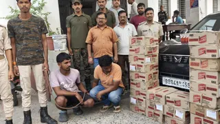 जब्त शराब की खेप और गिरफ्तार धंधेबाजों के साथ उत्पाद विभाग की टीम। फोटो सौ. उत्पाद