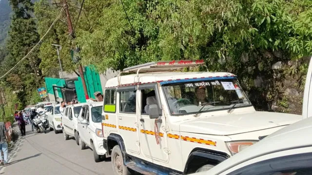 लंबे वीकेंड के चलते नैनीताल में उमड़ा सैलानियों का सैलाब, सड़कें जाम और होटल फुल
