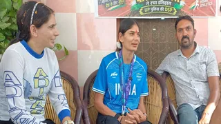 बहन और कोच के साथ एशियन गेम्स में लगातार दूसरी बार दोहरे पदक जीतने वाली पारुल चौधरी (मध्य में)