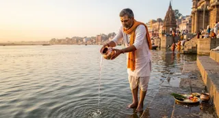 पितरों को तांबे के लोटे से दें जल (AI-Generated Image)