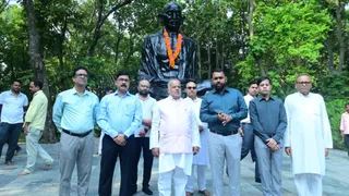 गांधी जयंती के अवसर मोतिहारी के गांधी मैदान स्थित महात्मा गांधी की प्रतिमा पर माल्यार्पण के बाद लोगों को संबोधित करते मंत्री श्रवण कुमार (साथ में) जिलाधिकारी सौरभ सुमन यादव, डीडीसी डा. प्रदीप कुमार व अन्य। फोटो: जागरण
