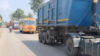 सोनभद्र में भीषण सड़क हादसे के बाद रेणुकूट-म्योरपुर मार्ग पर लगा लंबा जाम, लोग घंटों फंसे रहे।