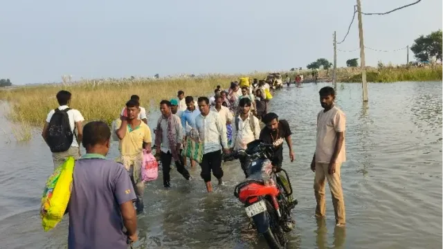 गंगा के बढ़ते जलस्तर से भागलपुर के घाट डूबे, नवगछिया में महादेवपुर का रास्ता टूटा
