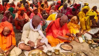 औरंगाबाद के सिरिस घाट में तर्पण। फोटो जागरण