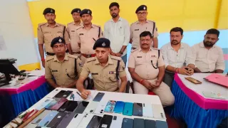 चोर गिरोह की जानकारी देती पुलिस। फोटो जागरण