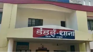 बाथरूम में महिला का वीडियो बना रहा था युवक
