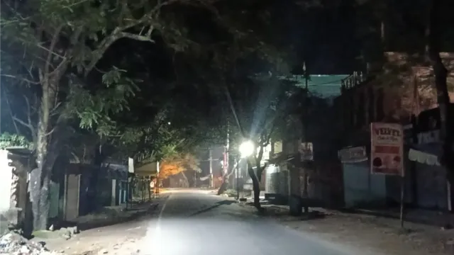 लोहरदगा: अंधेरे में डूबीं शहर की सड़कें, स्ट्रीट लाइट और CCTV के अभाव में सुरक्षा व्यवस्था पर उठे सवाल
