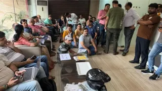 लोग कर रहे प्रदर्शन