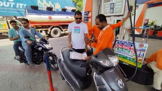 पेट्रोल पंपों पर लोग हो रहे परेशान।