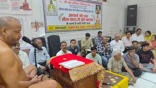 थापरनगर जैन मंदिर में मंगल प्रवचन करते आचार्यश्री सौरभ सागर महाराज। जागरण
