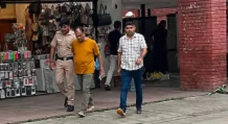 विक्रम वधवा को होटल से लेकर जाती पुलिस टीम।