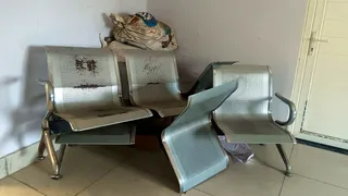रोडवेज बस अड्डा में रखी टूटी बेंचे। जागरण