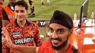 भारतीय टीम के खिलाड़ी अभिषेक शर्मा और अर्शदीप सिंह।
