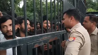 एएमयू के गेट बंद कर छात्रों को रोकती पुलिस।